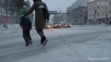 冬天的城市，当汽车停在红灯前时，母亲和孩子正在过马路